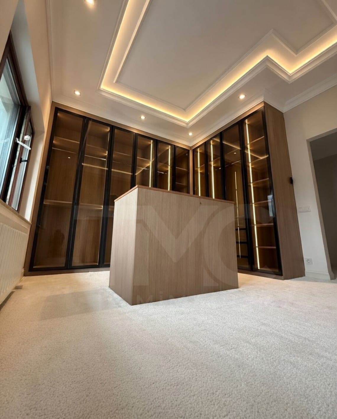 Giyinme Odası Tasarımı – Cam Kapaklı Modern Sistem iç mekân yerleşimi ve özel üretim lake işçiliği
