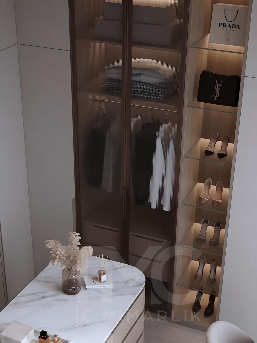 NISH ADALAR MODERN GİYİNME ODASI PROJESİ gizli LED aydınlatma detayları ve depolama bölmeleri
